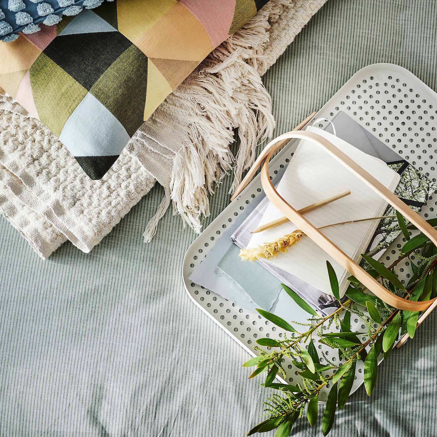 GRONFISK Taca z uchwytem, bambus/biały, 46x30 cm