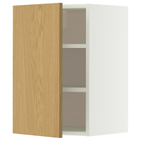 Otwarta biała szafka ścienna METOD z jasnymi dębowymi drzwiami, a w środku dwie półki.